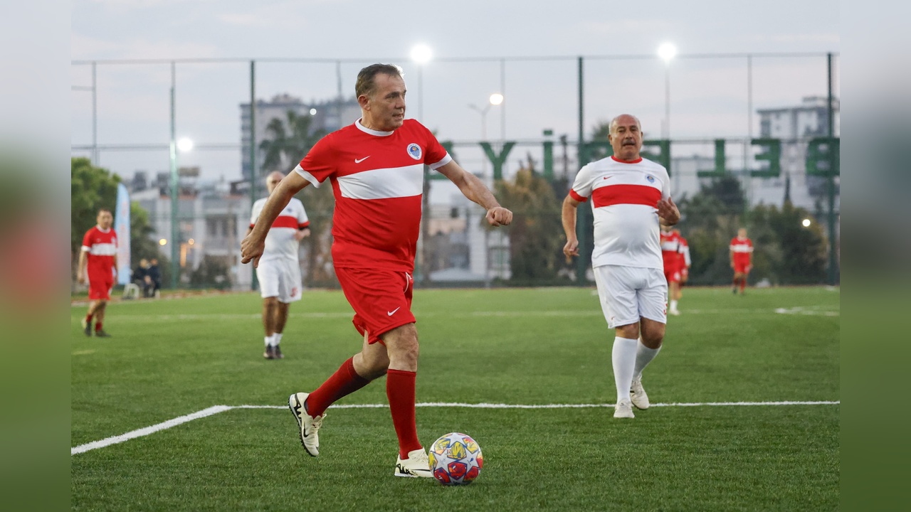 Efsane Futbolcular Bir Araya Geldi: Şöhretler Maçında Nostalji Rüzgarı Esti