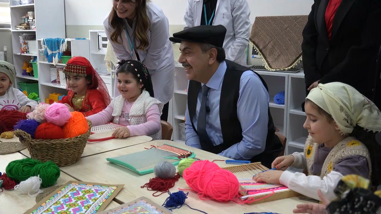 Bakan Tekin, Elazığ'daki Öğrencilerle Bir Araya Geldi