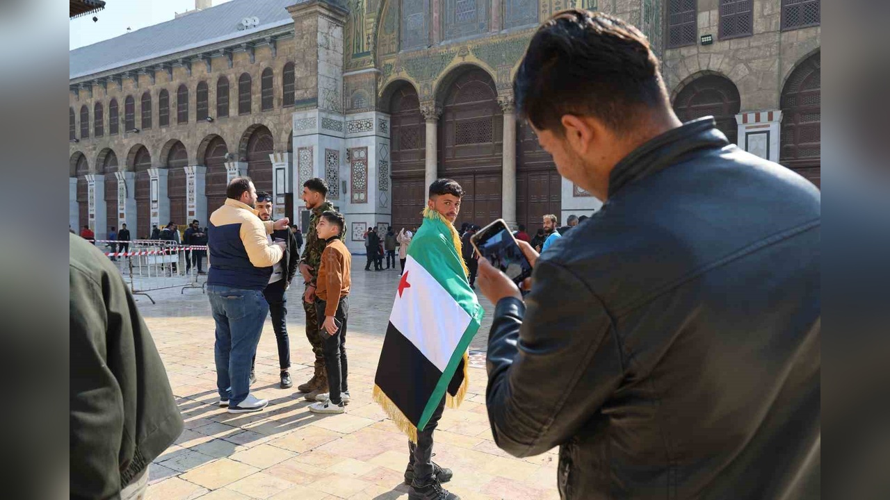 Emevi Camii'nde Cuma Namazı İçin Suriyeli Kalabalık