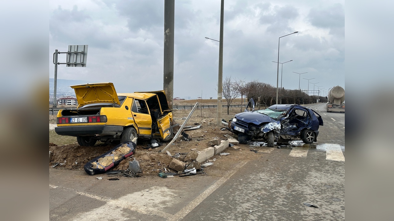 Elazığ'da Üç Araçlı Trafik Kazası: Dört Yaralı