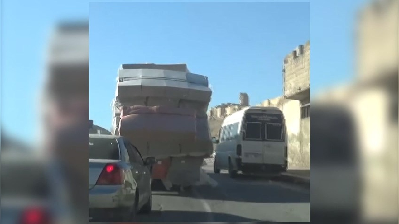 Şanlıurfa'da Kamyonet Yükü Yola Saçıldı
