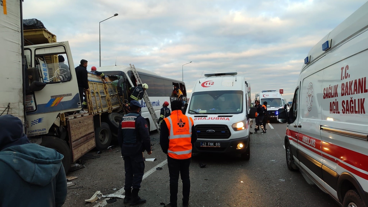 Yolcu Otobüsü Kamyona Çarptı: Üç Kişi Hayatını Kaybetti, 33 Yaralı