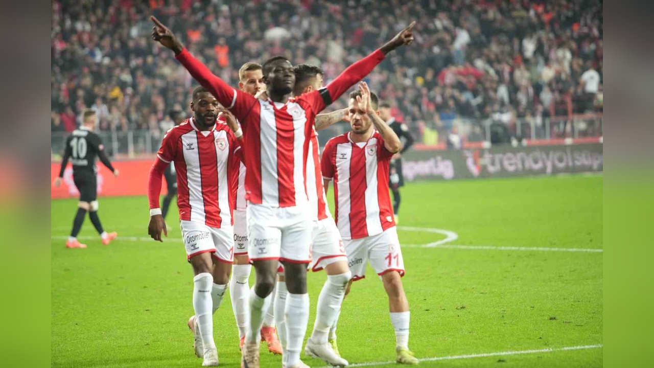 Samsunspor, Gaziantep FK'yi İlk Yarıda Geçti