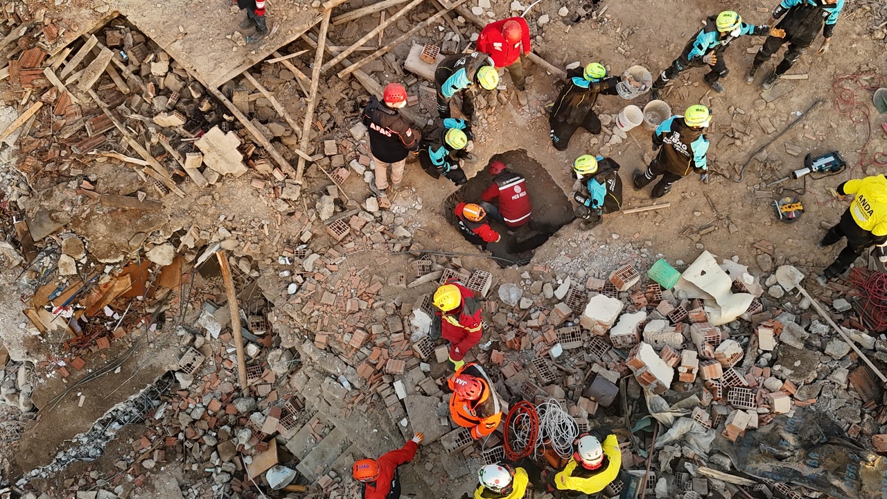 Konya'daki Çöken Binada Arama Kurtarma Çalışmaları Devam Ediyor