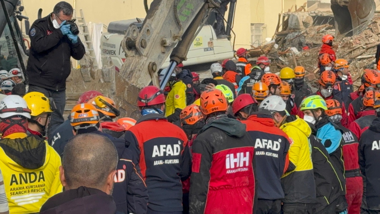 Konya'da Çöken Binada Bir Kişi Hayatını Kaybetti, Arama Kurtarma Devam Ediyor