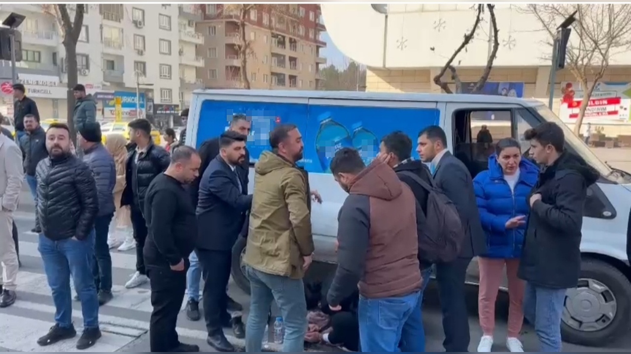 Minibüs Yaya Geçidinde Kız Çocuğuna Çarptı