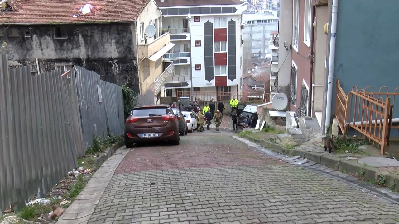 Kağıthane'de Yokuşta Kontrolü Kaybeden Araç İstinat Duvarına Çarptı