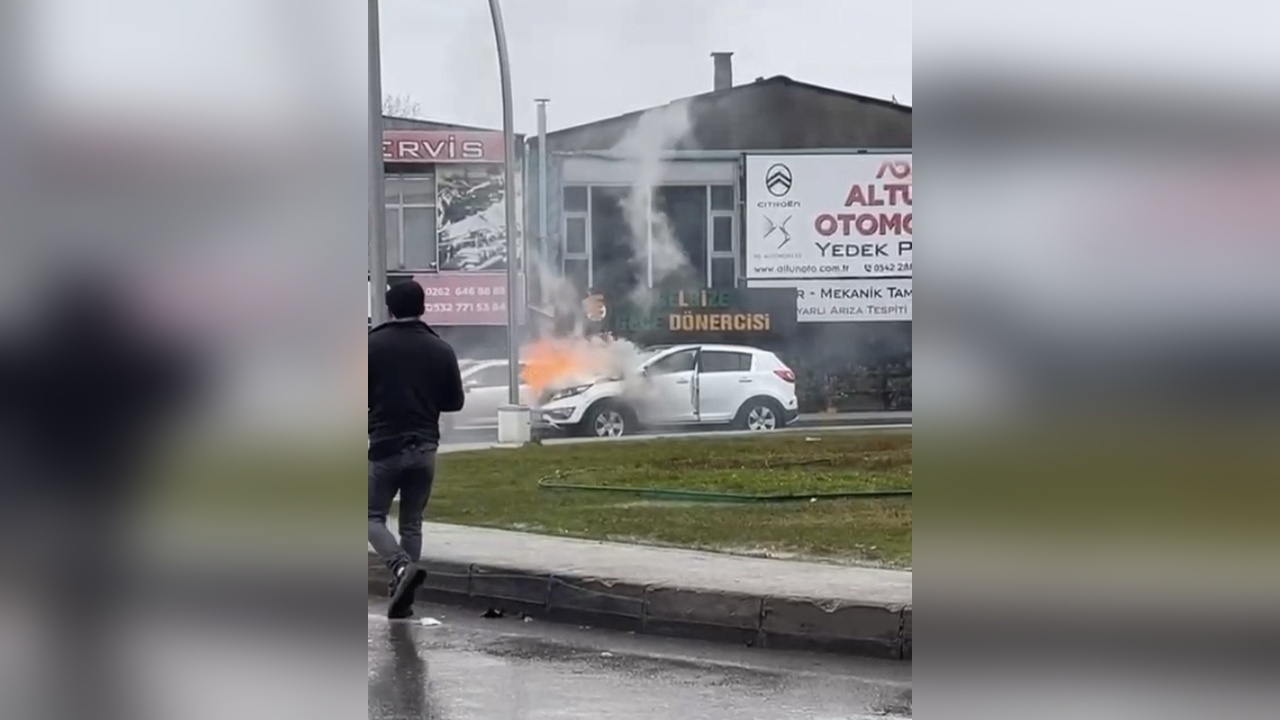 Seyir Halindeki Cip Alev Alev Yandı