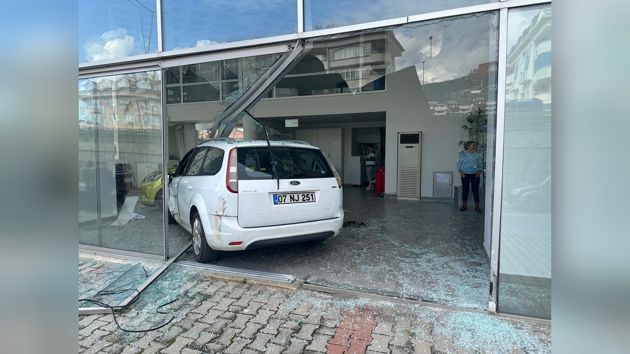 Otomobil Kamyonetle Çarpıştı, Bayiye Girdi