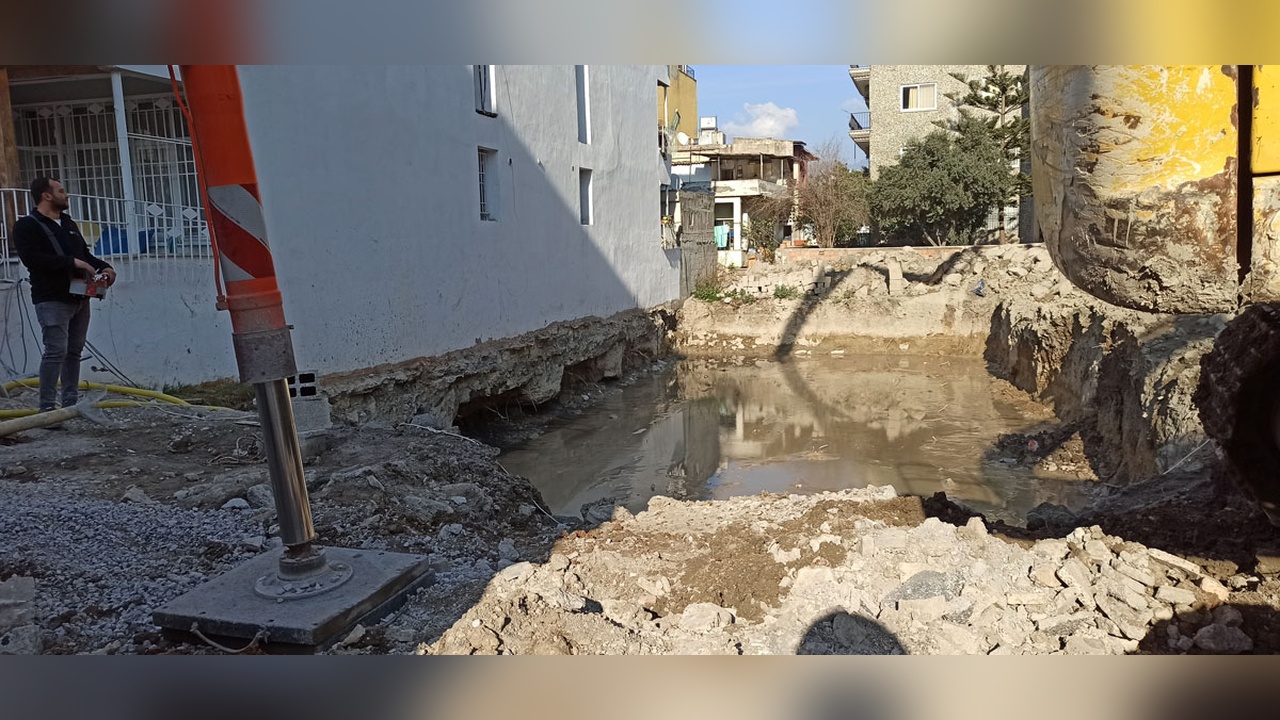 İskenderun'da Temel Hasarı Nedeniyle Bina Boşaltıldı