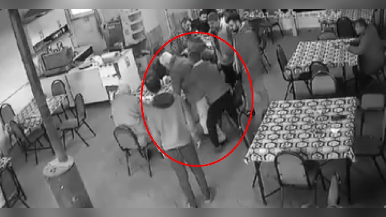 Kahvehanede Boğazına Cisim Kaçan Kişi Heimlich Manevrası ile Kurtarıldı