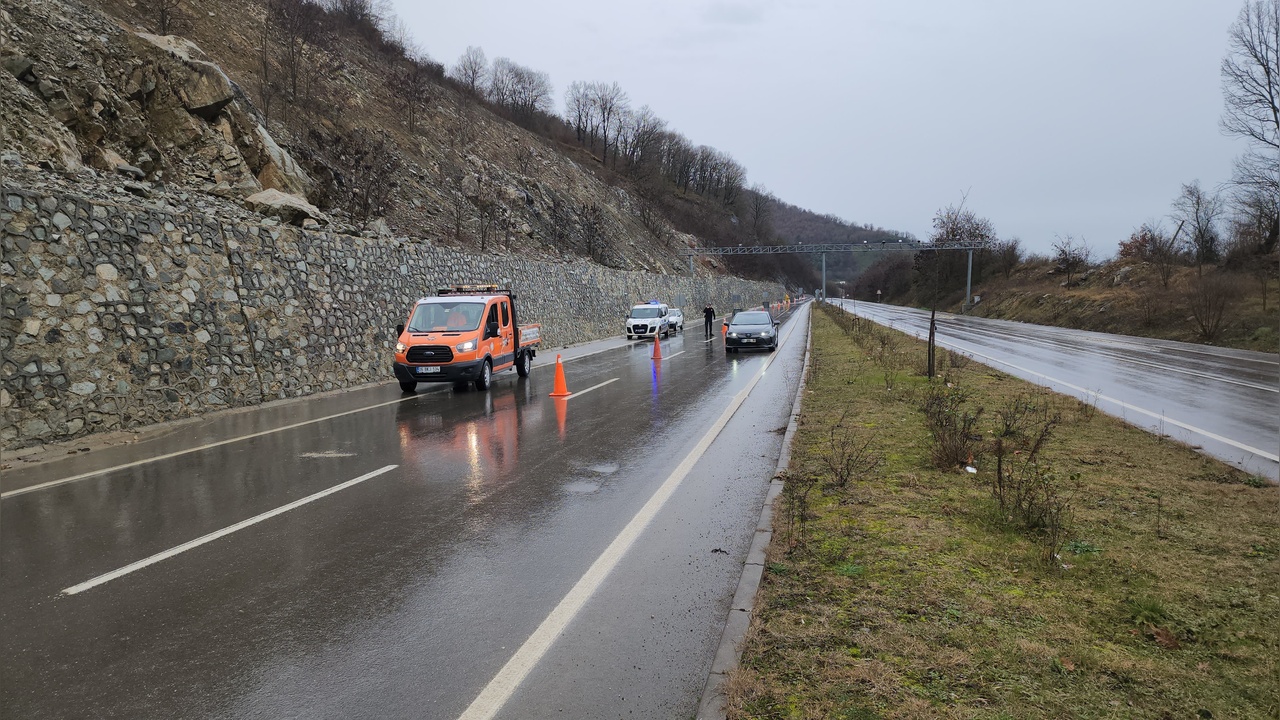 Düzce'de Heyelan Sonrası Yol Tek Şeride Düştü