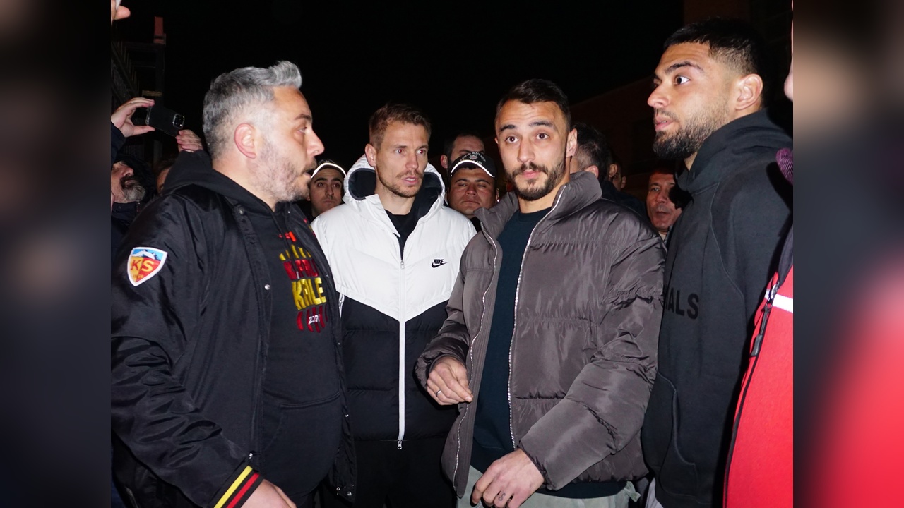 Kayserispor Taraftarından Futbolculara Sert Tepki