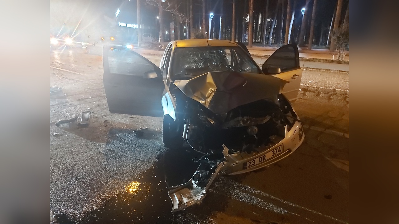 Otomobil Refüje Çıktı, Ağaçla Çarpıştı: 4 Yaralı