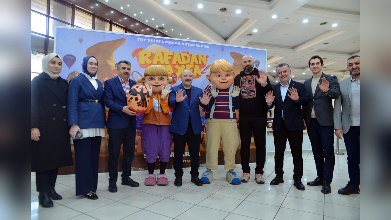 Mustafa Varank, Çocuklarla Birlikte Rafadan Tayfa Filmi İzledi