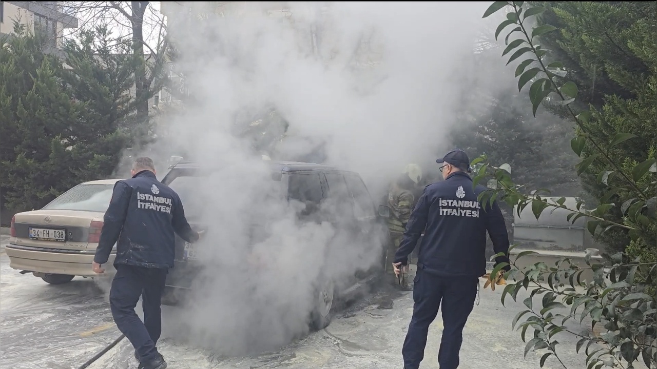 Kadıköy'de Park Halindeki Cip Alev Alev Yandı
