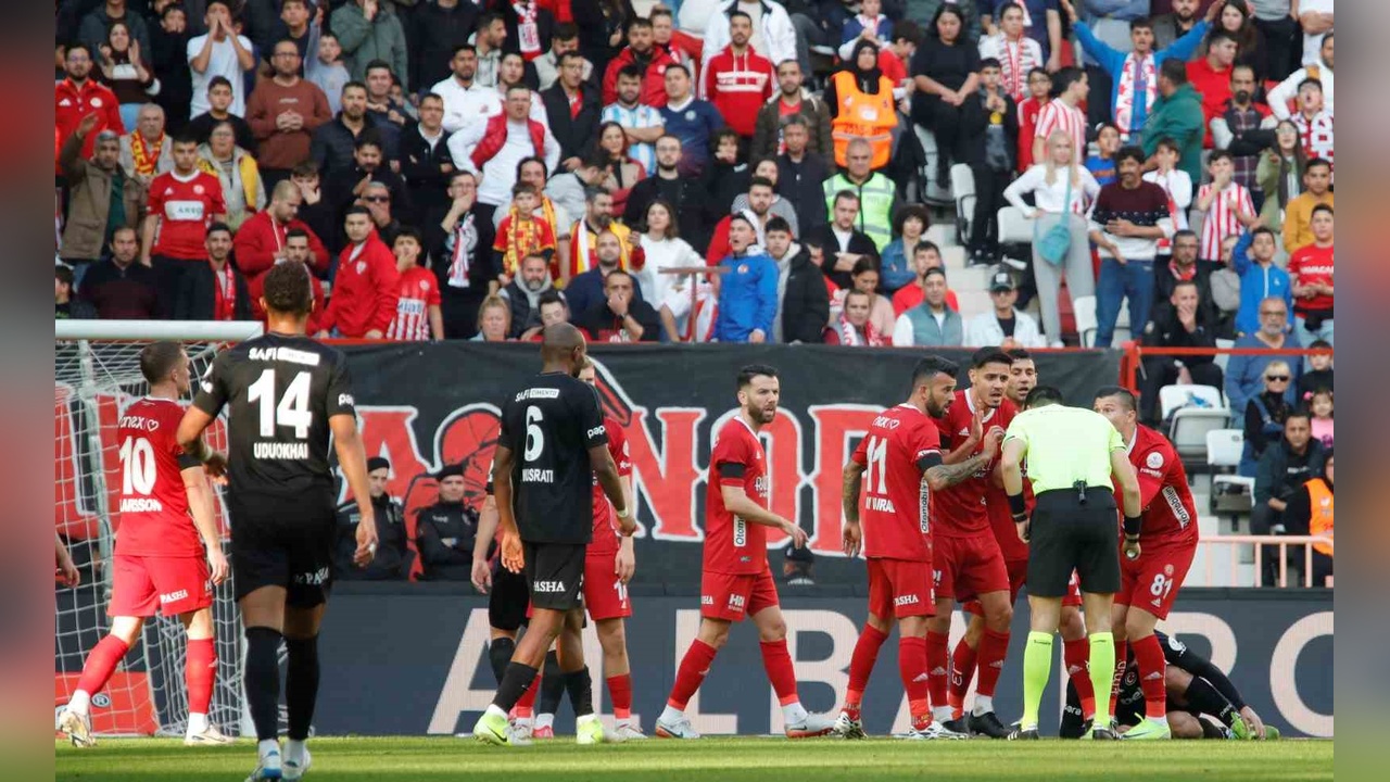Antalyaspor ve Beşiktaş İlk Yarıda Beraberlikte Kaldı