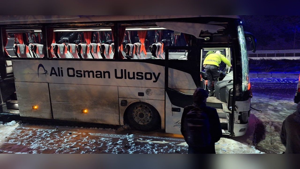 Karla kaplı yolda kayarak duvara çarpan otobüste 14 kişi yaralandı