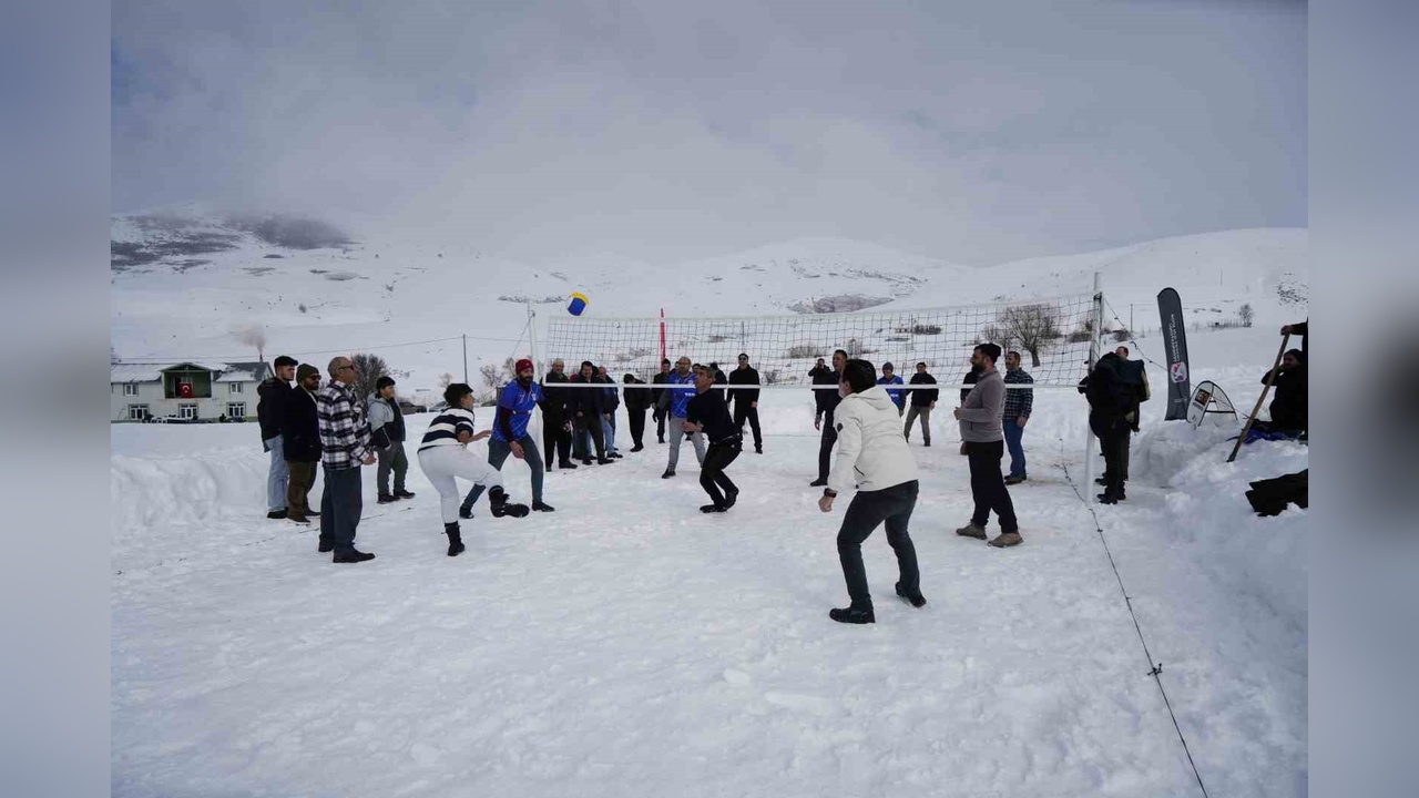 Yenice Köyü'nde Kar Voleybolu Geleneği Devam Ediyor