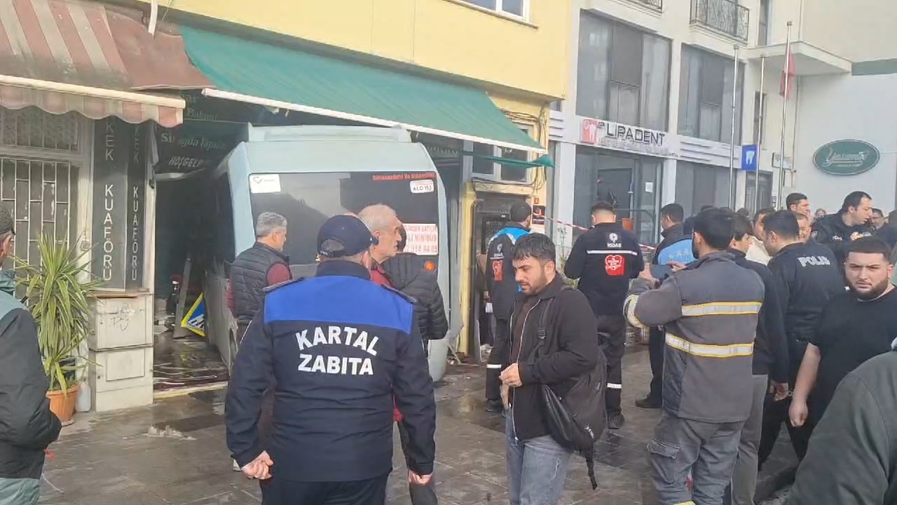 Kartal'da Minibüs Dükkana Girdi: Yaralılar Var