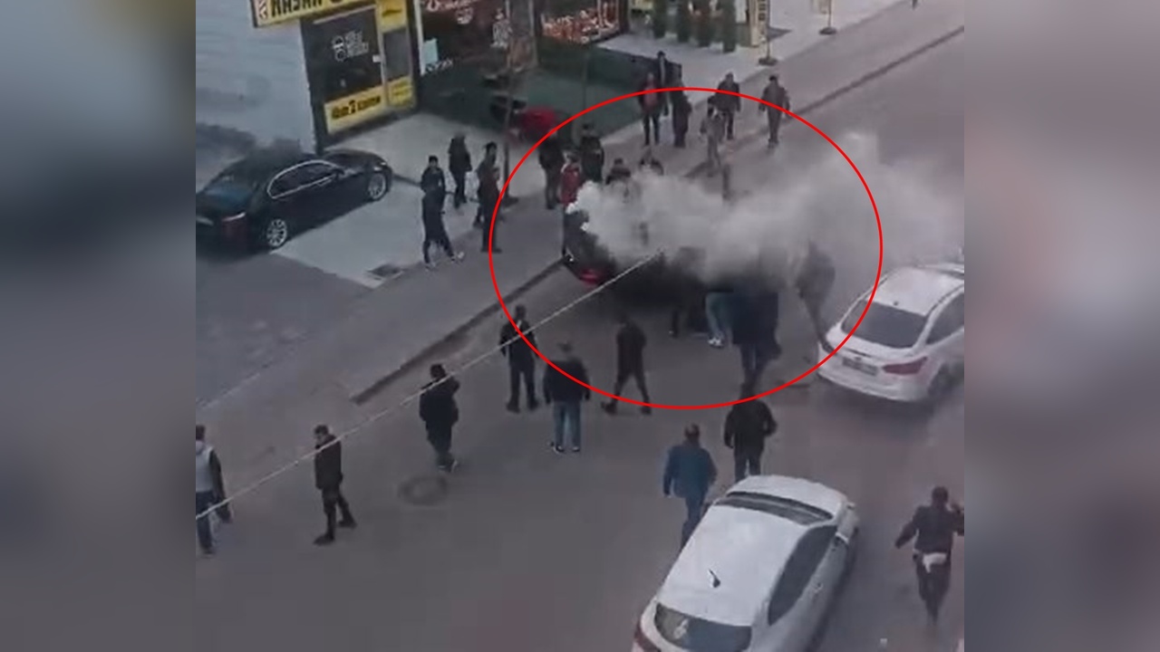 Park Halindeki Araca Çarpan Otomobil Takla Attı