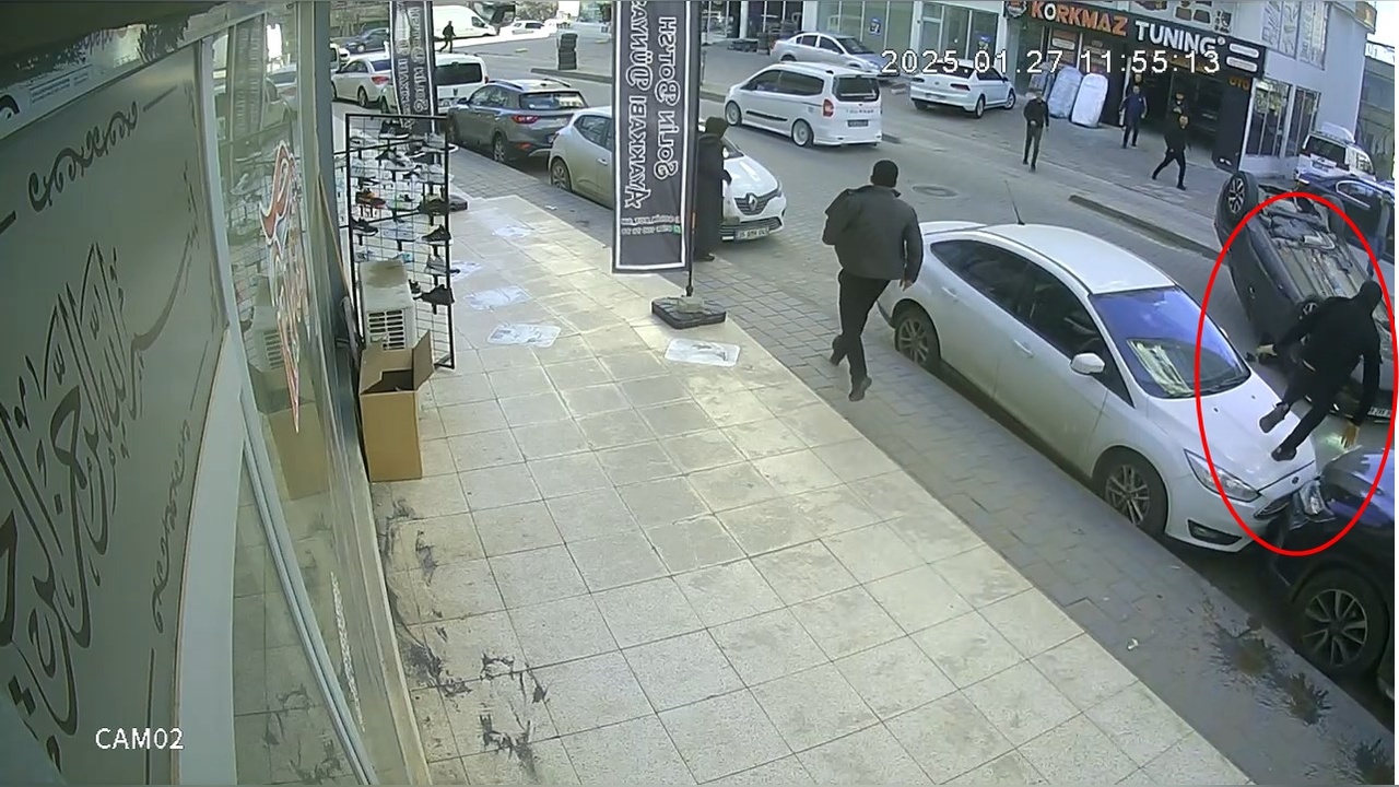 Park Halindeki Araca Çarpan Otomobil Takla Attı