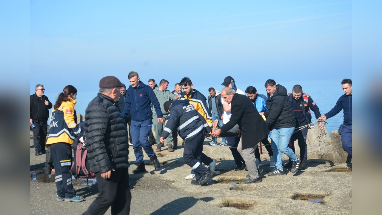 Balık Tutma Sezonunda Talihsiz Kaza: Kayalıklardan Düşen Avcı Yaralandı