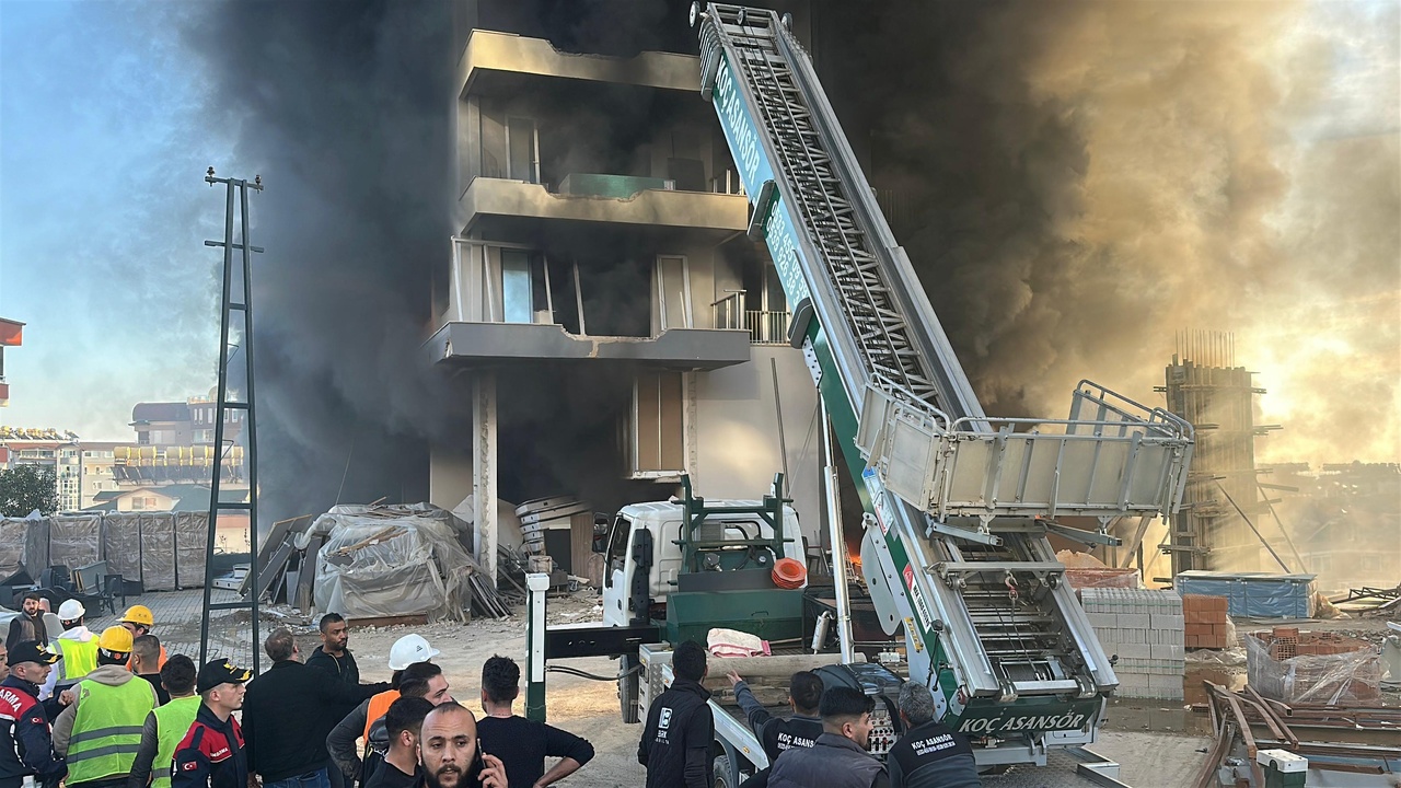 Antalya'daki Otel İnşaatında Yangın Çıktı, İşçiler Mahsur Kaldı