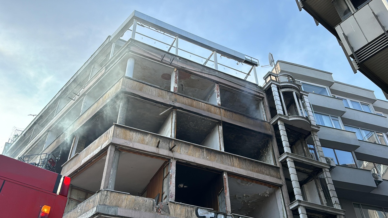 Beyoğlu'nda Metruk Binada Yangın Çıktı