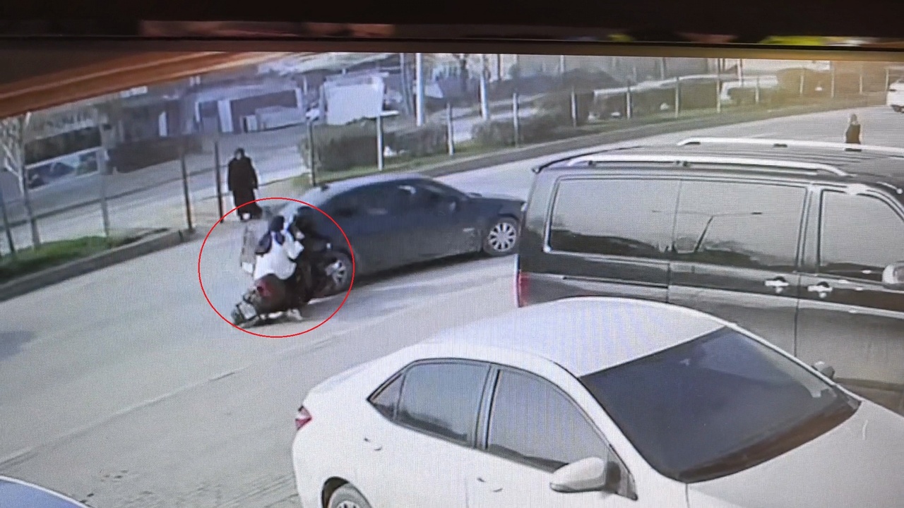 Elektrikli Bisiklet Sürücüsü Otomobille Çarpıştı, Yaralılar Var