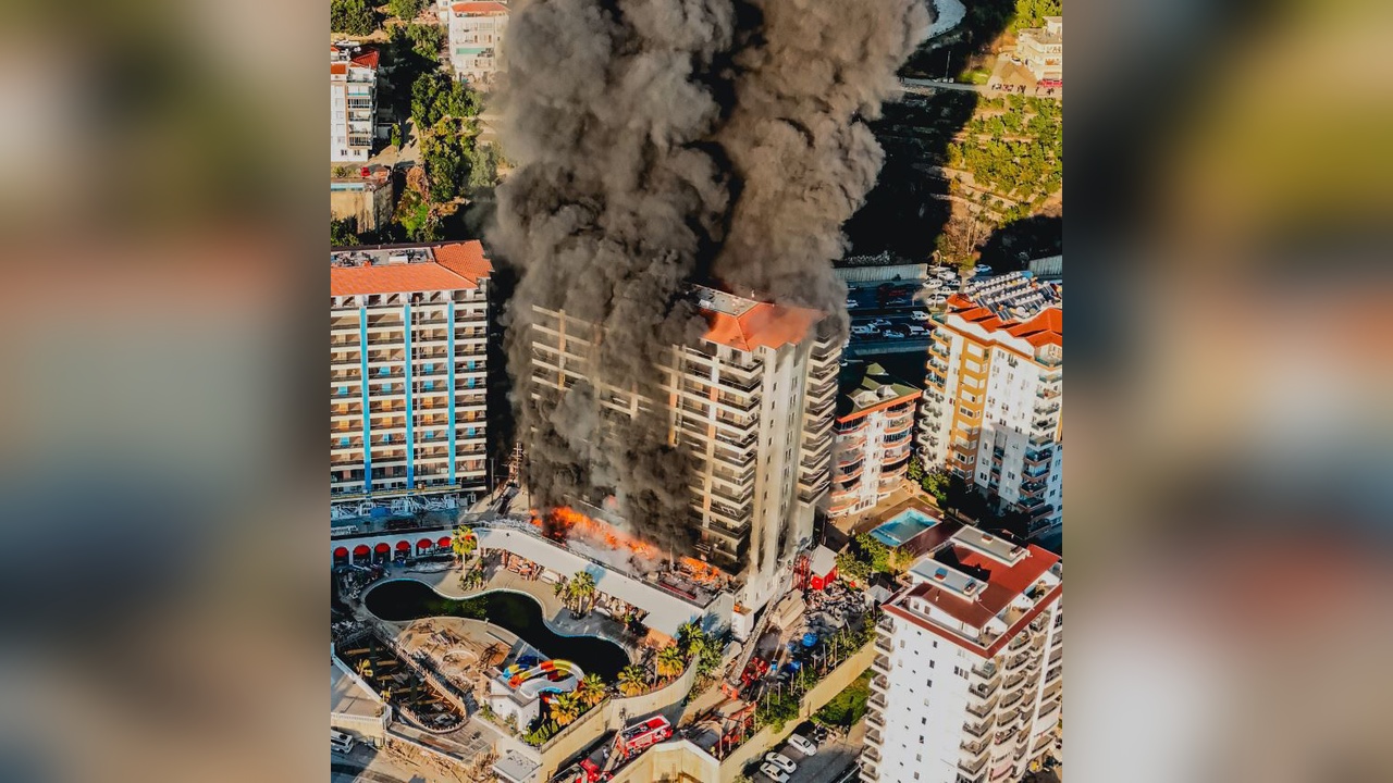 Antalya'daki İnşaat Yangınında Mahsur Kalan İşçiler Kurtarıldı