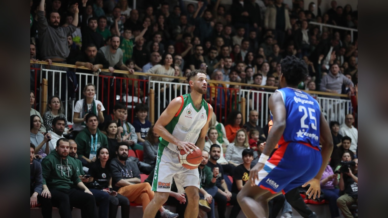 Anadolu Efes, Yalovaspor'u Farklı Geçti