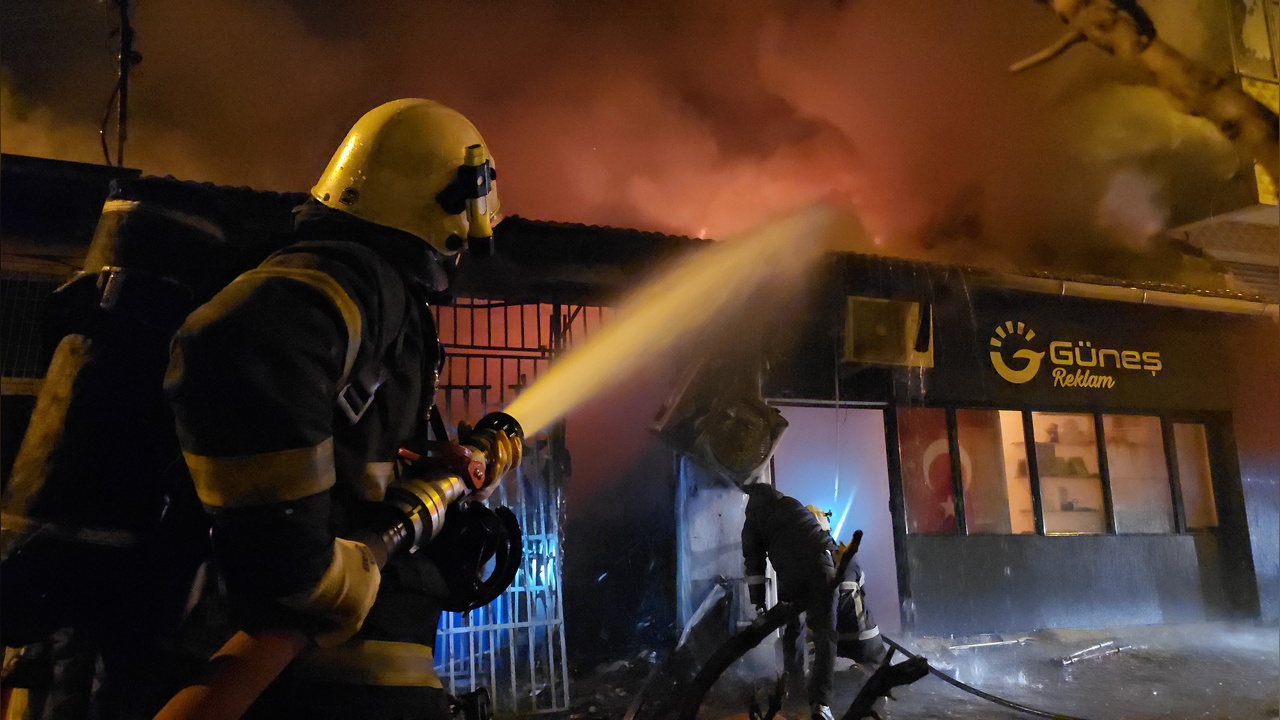 Edirne'deki Yangın, Beş İş Yerini Etkiledi