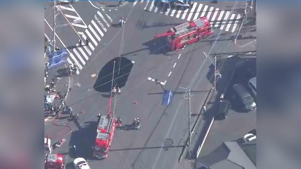Japonya'da Yol Çökmesi Sonucu Kamyonet Çukura Düştü