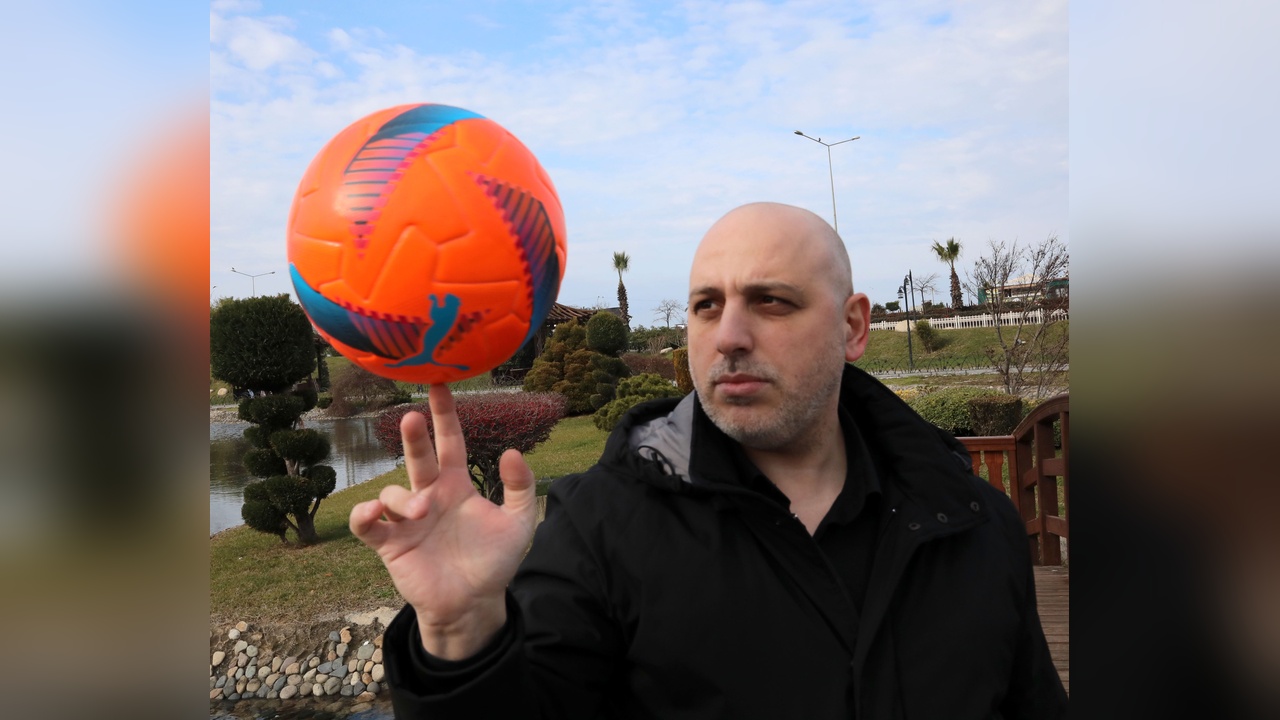 Futbol Topuyla Basketbol Yetenekleri Sergileyen Güvenlik Görevlisi