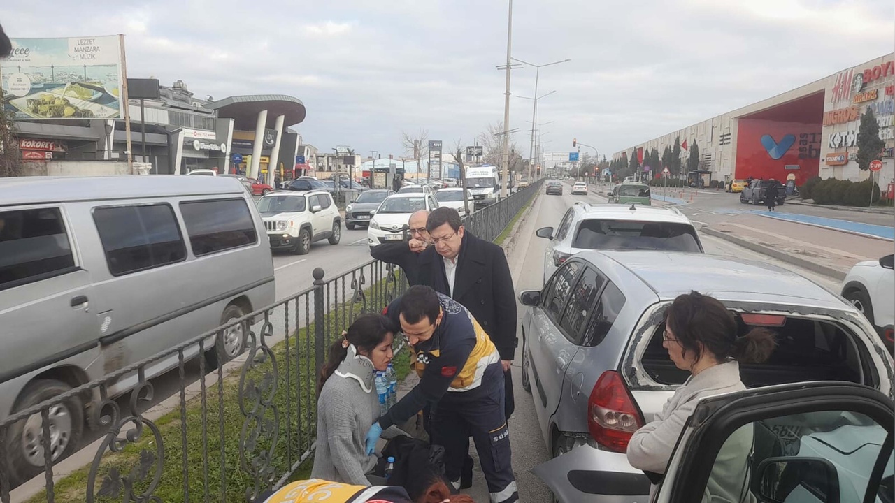 Çanakkale Belediye Başkanı'nın Aracının Karıştığı Kazada Bir Kişi Yaralandı