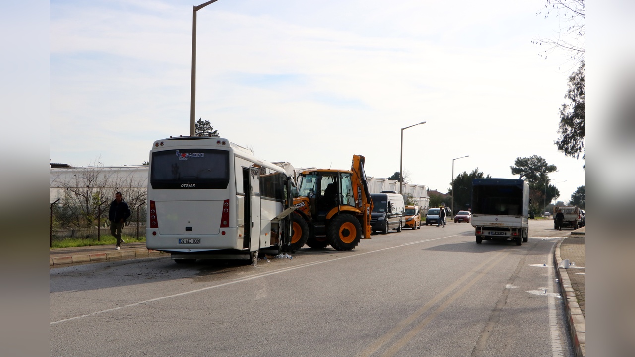 Midibüs ve İş Makinesi Çarpışması: 23 Yaralı