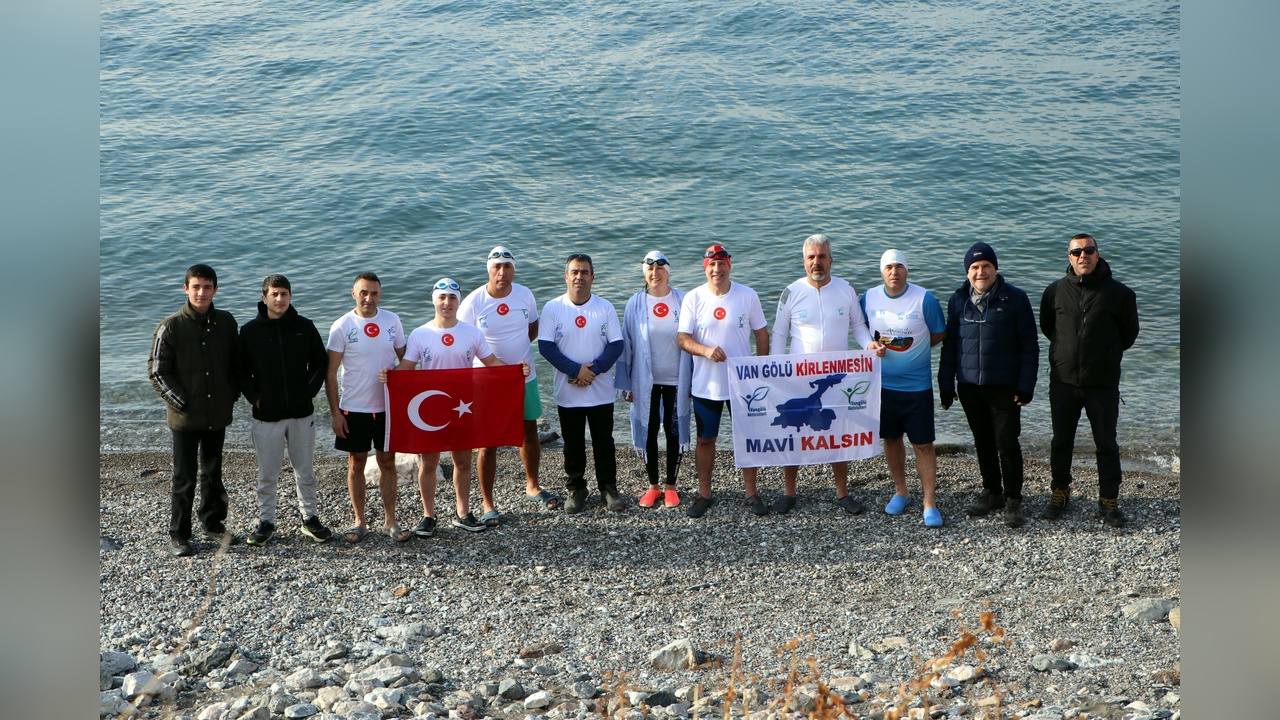 Van Gölü'nde Buz Gibi Suda Kulaç Atıldı