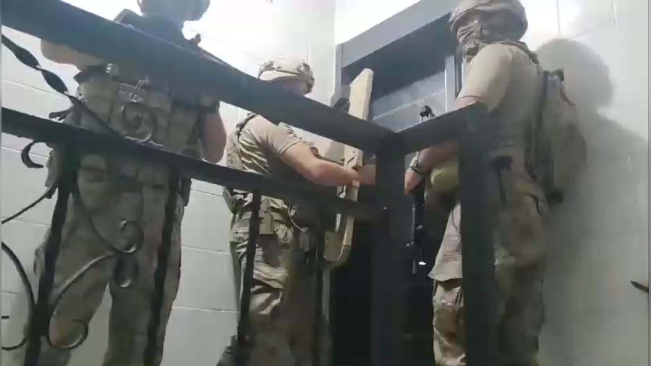 İzmir'de FETÖ'ye Yönelik Operasyonda 9 Kişi Gözaltına Alındı