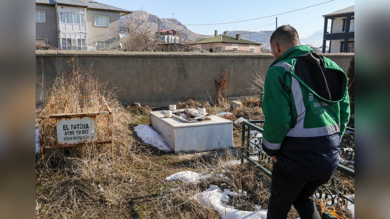 Mezarlıkta Tahribat: 30'dan Fazla Mezar Taşı Hasar Gördü