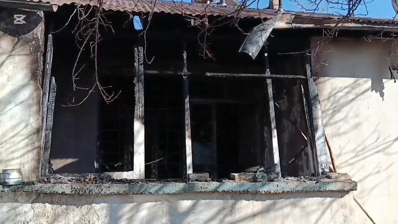 Sobanın devrilmesi sonucu çıkan yangında anne ve iki kızı dumandan etkilendi