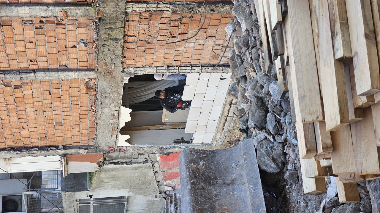 Bahçelievler'deki Yıkım Sonrası Apartman Bodrumu Tehlike Arz Ediyor