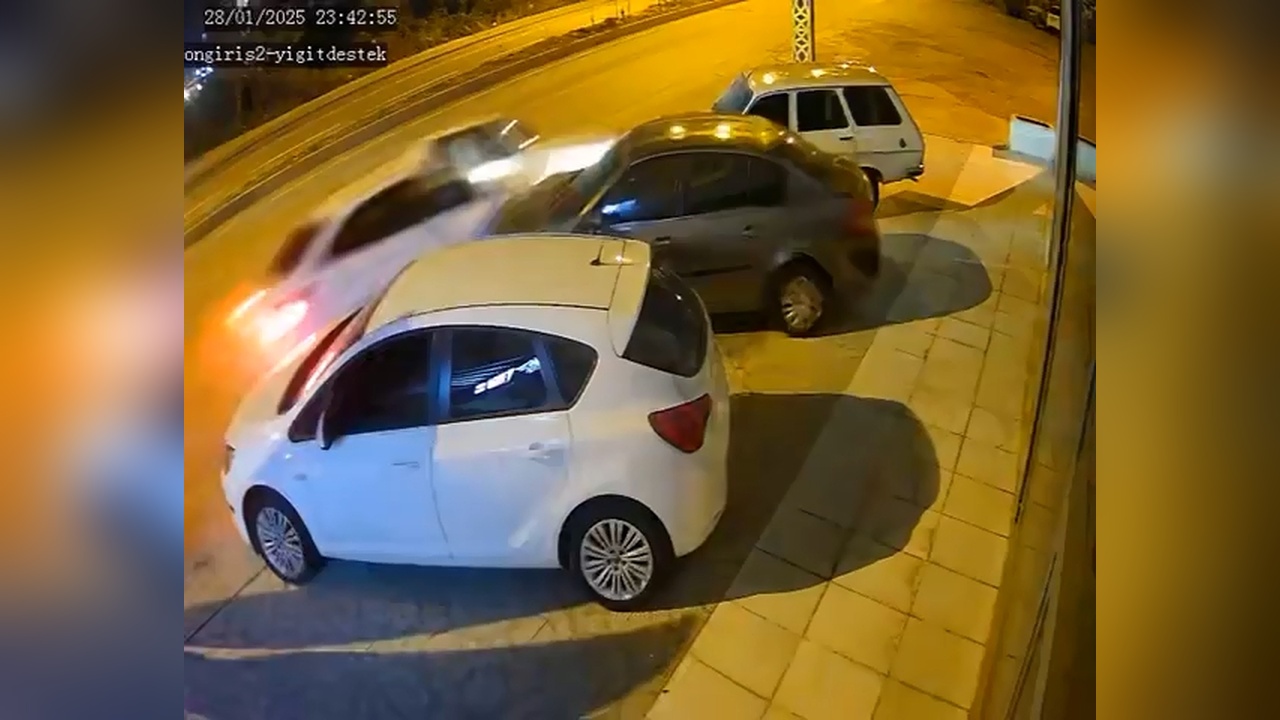 İki Otomobilin Çarpışma Anı Güvenlik Kamerasında Kaydedildi