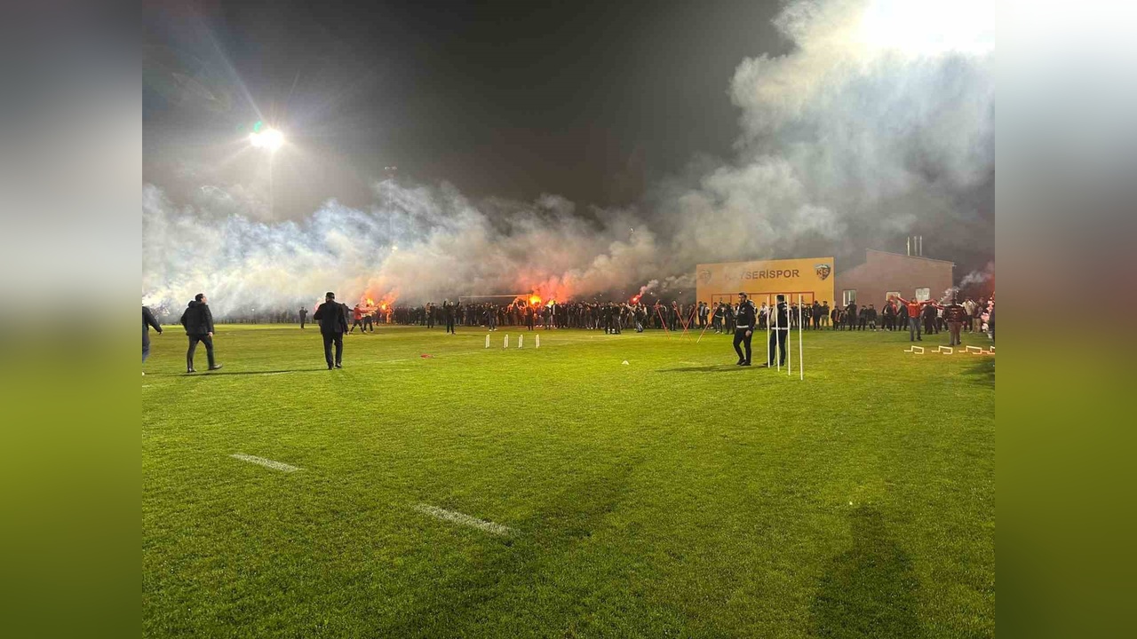 Kayserispor, Taraftar Desteğiyle Antrenman Gerçekleştirdi