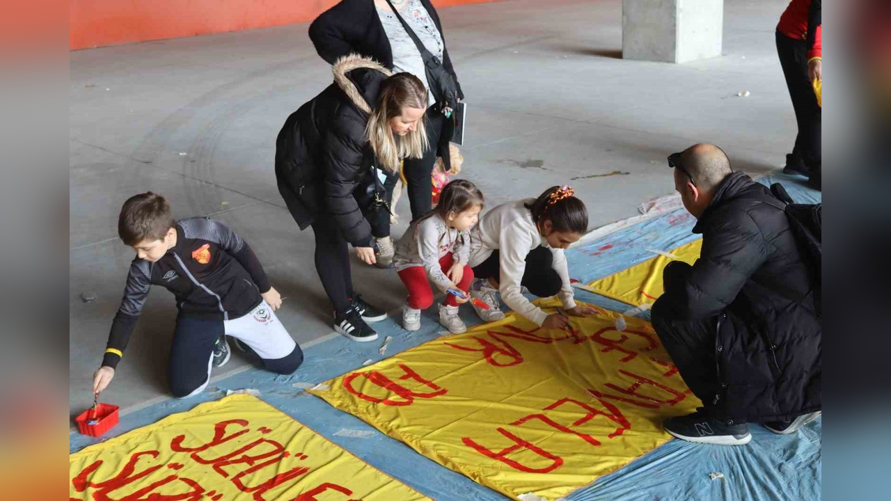 Göztepe'nin Minik Taraftarları Pankart Hazırladı