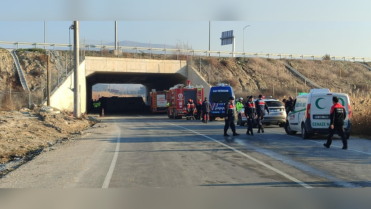 Denizli'de Midibüs Devrildi: 4 İşçi Hayatını Kaybetti