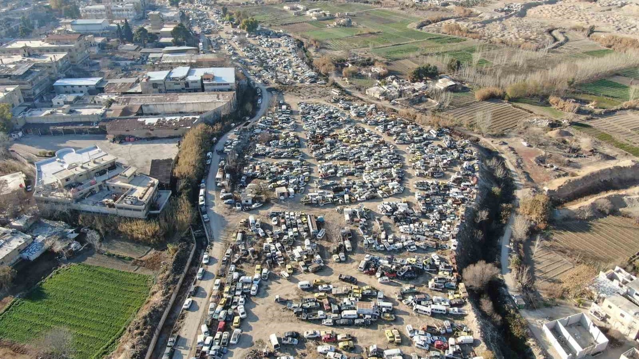 Suriye'de Esad Rejimi Tarafından Ele Geçirilen Araçlar Çürümeye Terk Edildi