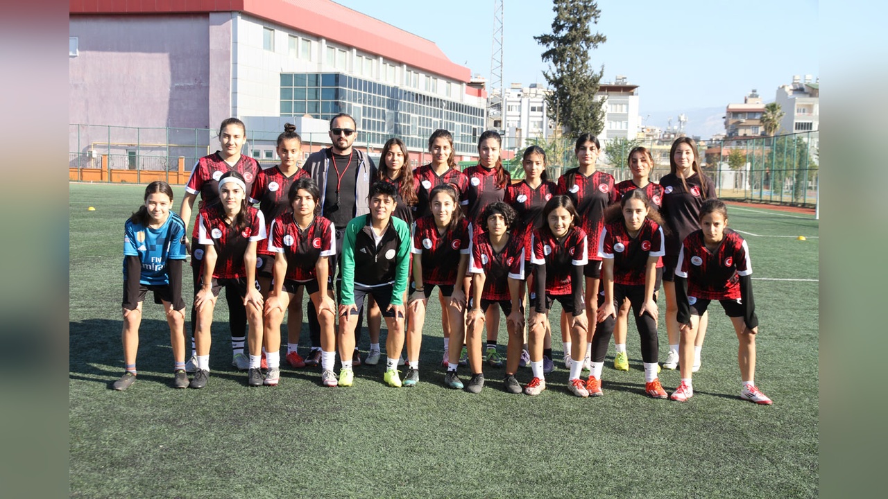 İskenderun Gençlik Merkezi Kadın Futbol Takımı 3. Lige Yükseldi