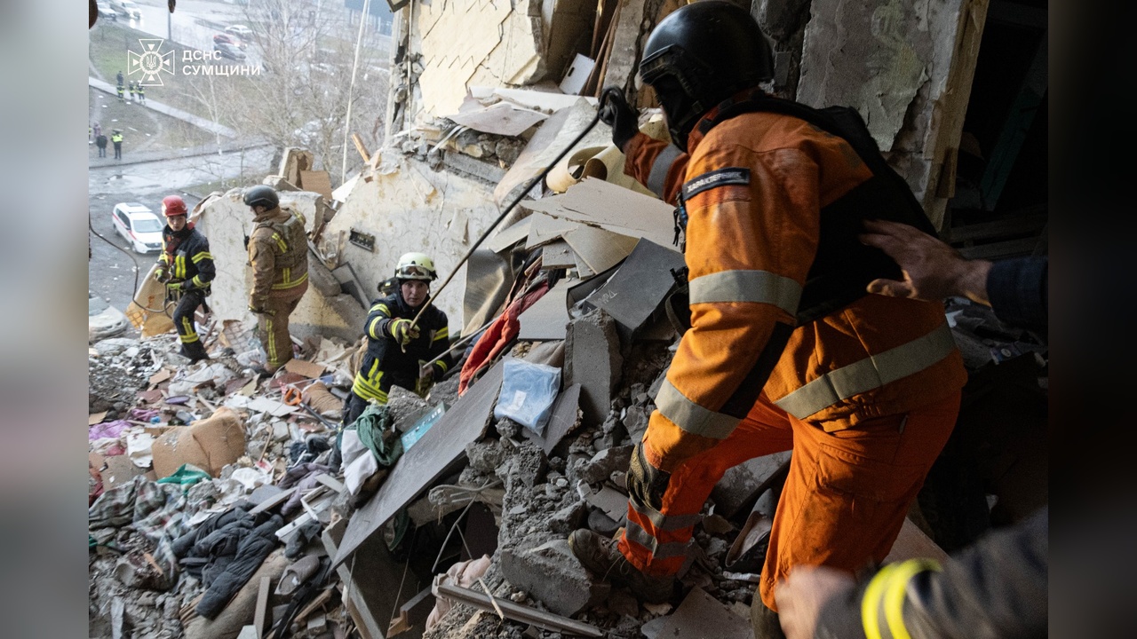 Ukrayna'da Rusya'nın Apartman Vurması Sonucu 4 Kişi Hayatını Kaybetti