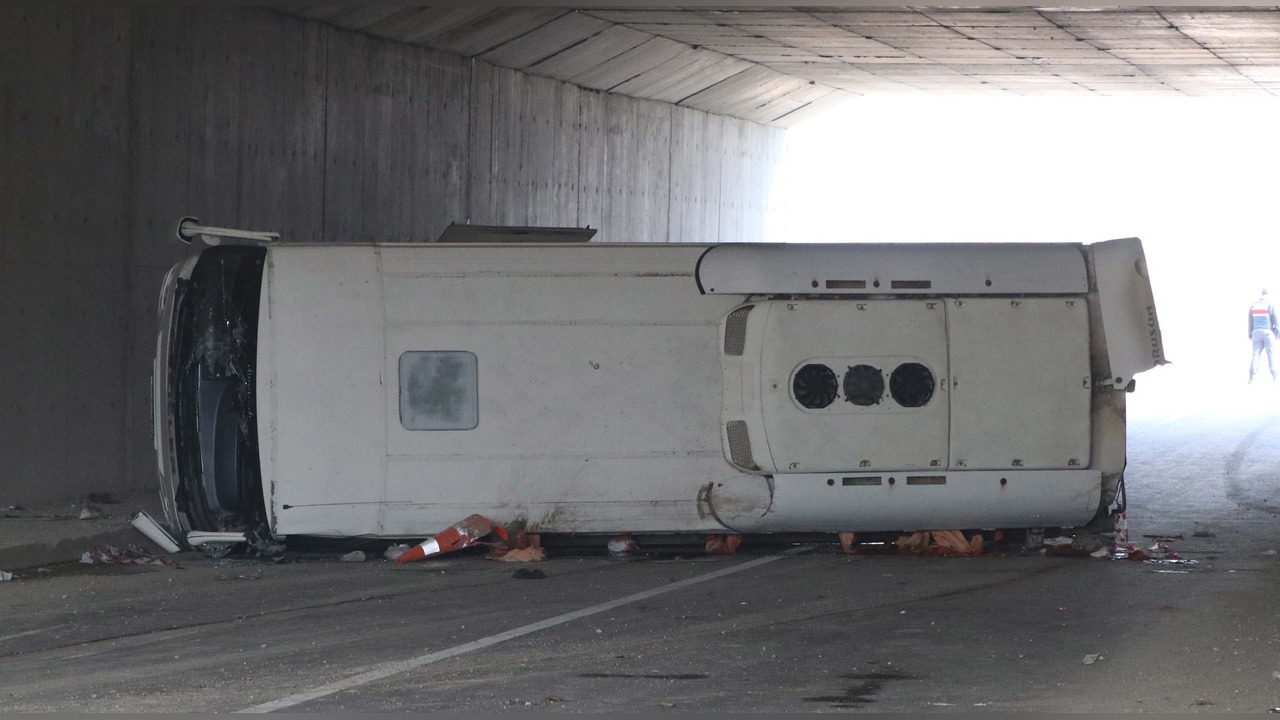 Denizli'de Midibüs Devrildi: 4 Kişi Hayatını Kaybetti, 19 Yaralı
